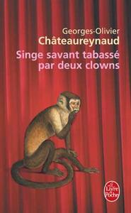 Singe savant tabass par deux clowns