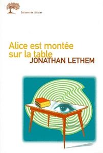 Alice est monte sur la table