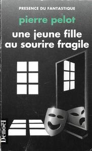 Une jeune fille au sourire fragile